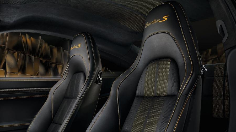 Интерьер Porsche 911 Turbo S Exclusive Series (991) 2017 года  (фото 18 из 70)
